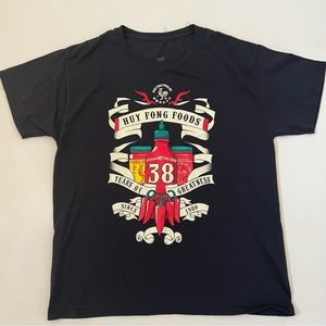 ✅ Huy Fong Foods SRIRACHA HOT CHILI SAUCE Black Red T-Shirt NWOT B10/26